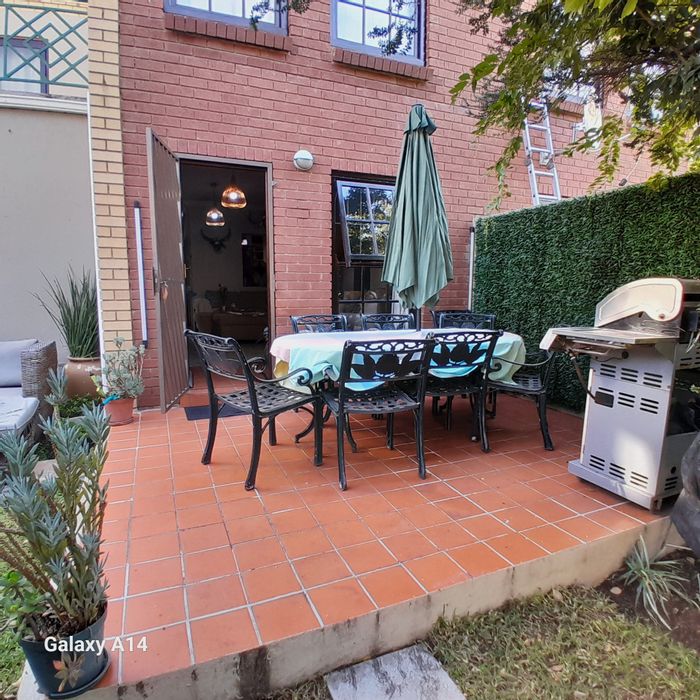 For Sale: 3-bed apartment in Paulshof with garden, pool, and secure access.