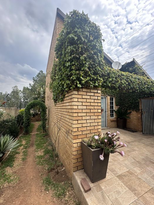 Olivedale Townhouse For Sale: Private garden, clubhouse, 24/7 security, ideal for investors.