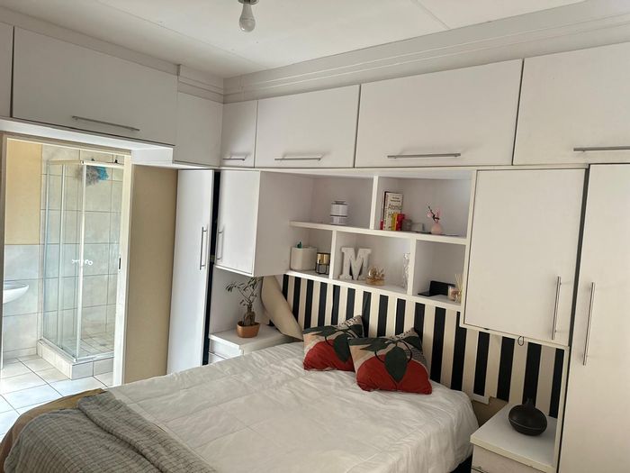 House To Rent in Andeon AH: 3 beds, pool, pet-friendly estate near schools.