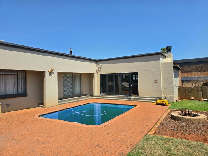 Kanonkop House For Sale: 3 Bedrooms, pool, entertainment area, security features included.
