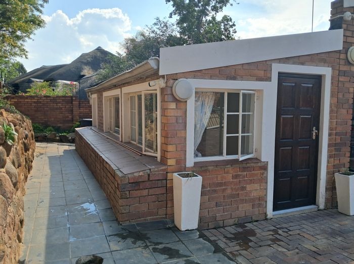 Cottage To Rent in Fourways: All-inclusive living, secure area, prime location.