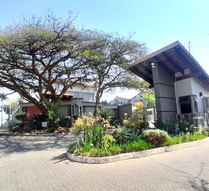 Rivonia Apartment To Rent: 2 beds, pool, security, close to amenities.