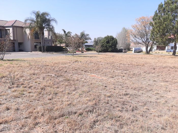 Aquavista Mountain Estate: For Sale, 1067 m² vacant land with dual access, secure amenities.
