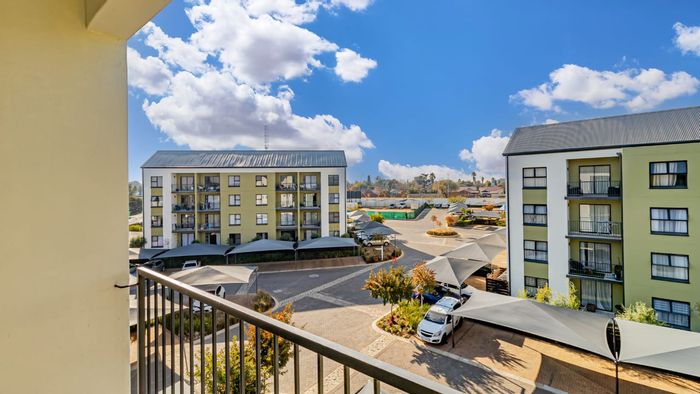 Apartment To Rent in Boksburg Central: Pool, restaurant, security, and golf nearby.