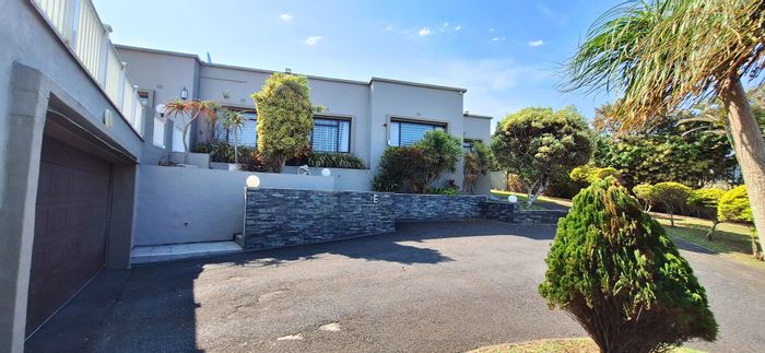 Uvongo House For Sale: 5 Bedrooms, pool, sea views, secure with ample parking.