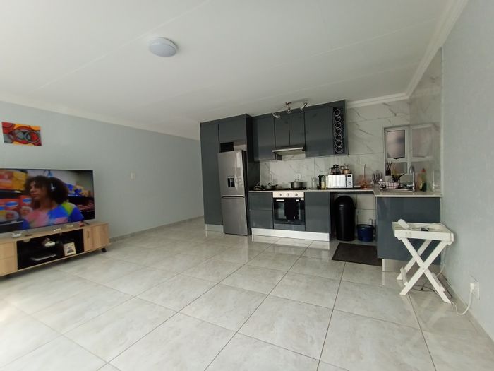 1 Bedroom Apartment To Rent in Sandown with pool, security, and easy transport access.