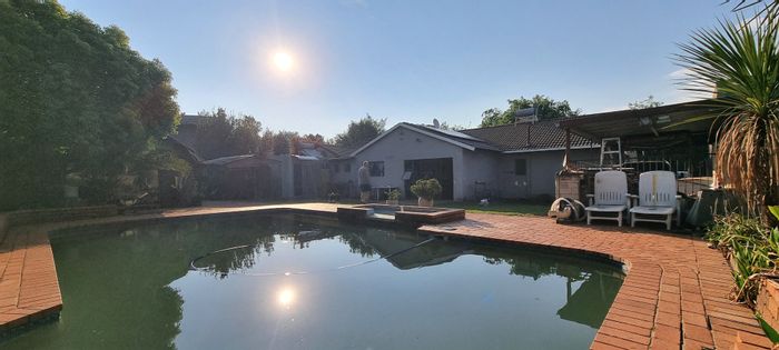 For Sale: House in Brackendowns with pool, cottage, inverter, and secure parking.