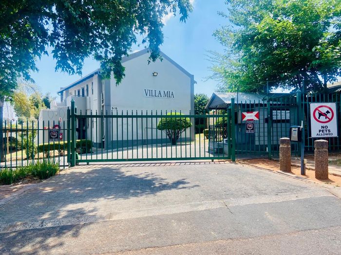 3-Bedroom Apartment in Die Hoewes - Secure Complex, No Load Shedding, For Sale!