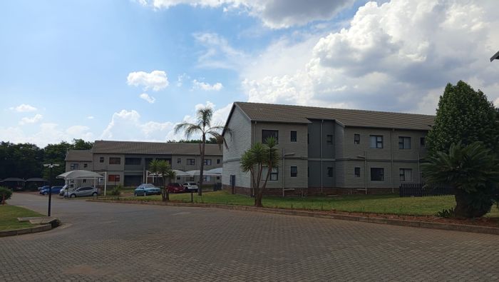 Cloverdene Apartment To Rent: 3 bedrooms, pool, clubhouse, pet-friendly estate amenities.