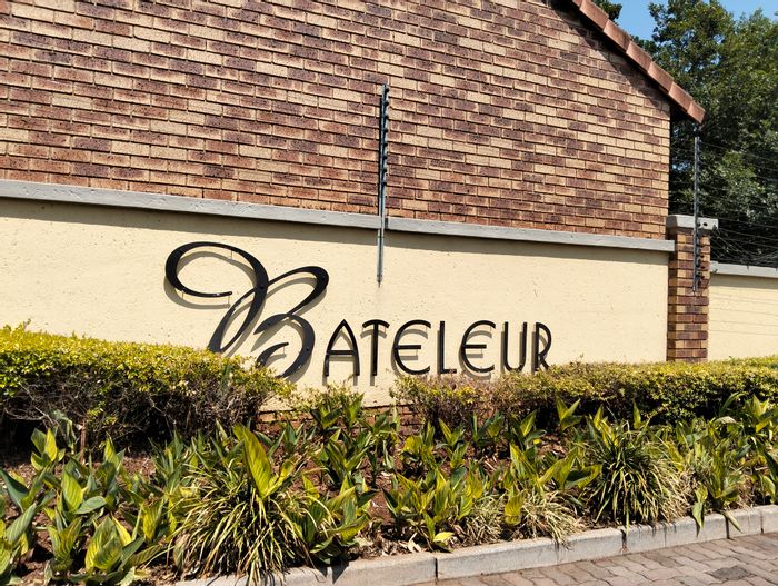 Die Hoewes Apartment For Sale: 2 Bedrooms, pool, security, close to amenities.