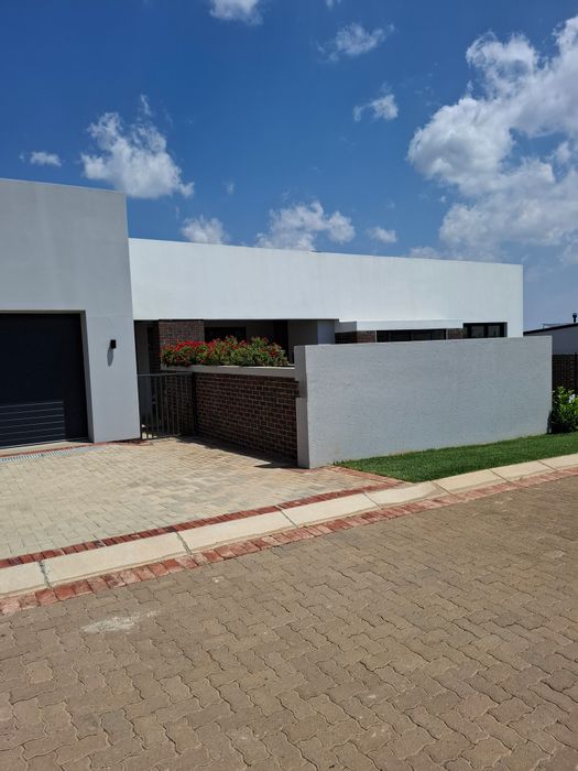 House To Rent in Helderzicht Eco Estate: 3 beds, pool, eco-friendly features.