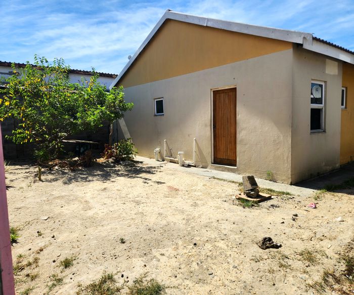 For Sale: House in The Hague with 2 bedrooms, parking, and yard space.