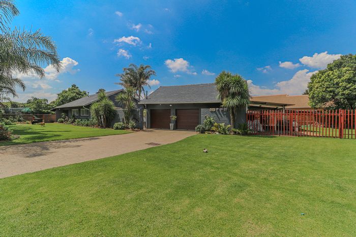 For Sale: Spacious Selcourt House with Pool, Study, and Ample Parking.