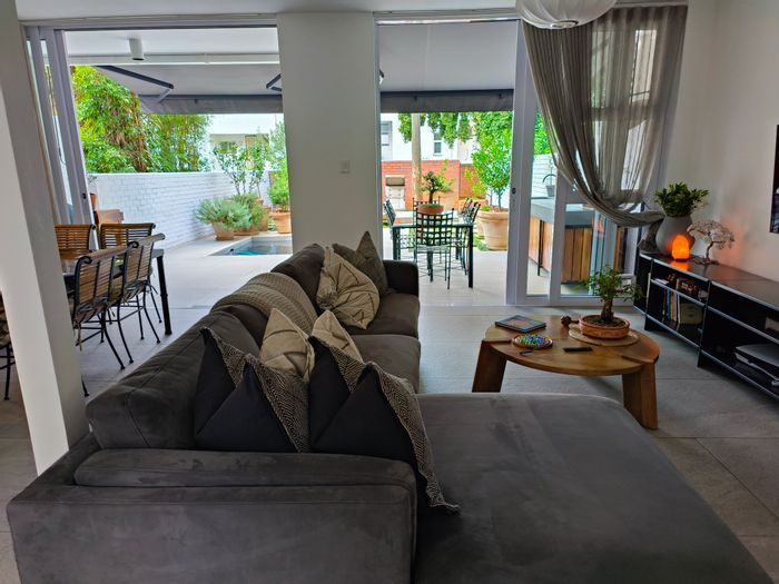 Hyde Park Apartment For Sale: 2 Bedrooms, pool, garden, secure parking, pet-friendly.