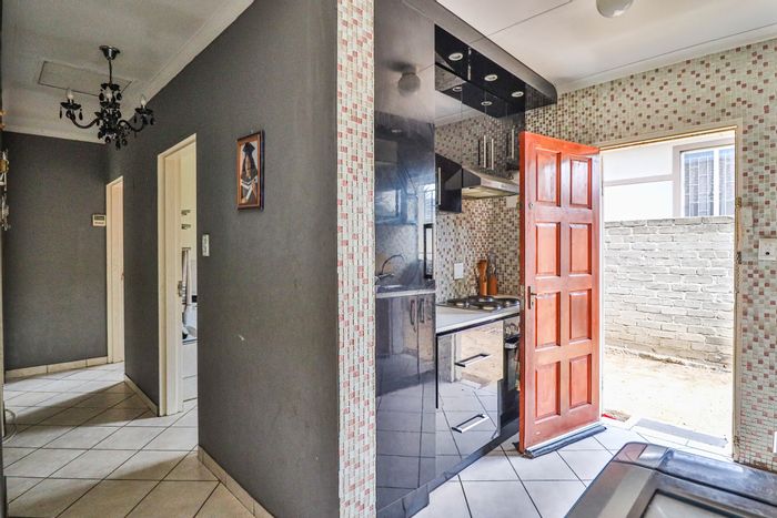 Bloubosrand Townhouse For Sale: 3 Bedrooms, Open-Plan Living, Room to Expand.