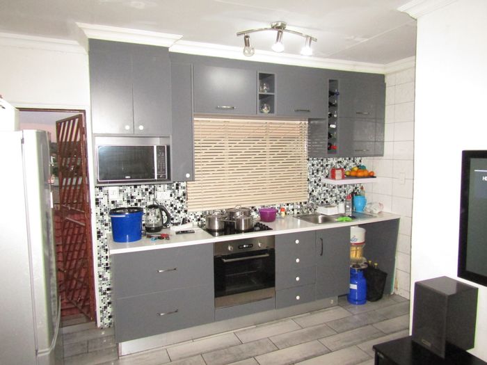 1 Bed, 1 Bath Apartment For Sale at Bramley View, near Greenstone Shopping Centre.