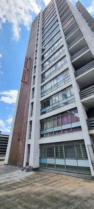 1-Bedroom Apartment To Rent in Johannesburg Central with secure access and fitness center.