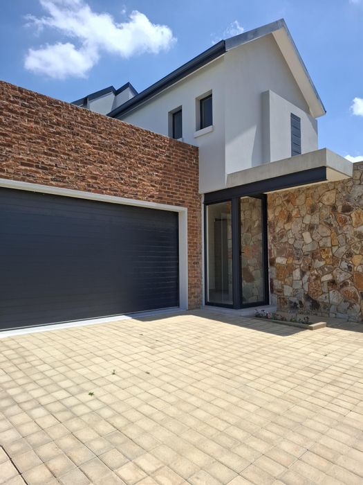 For Sale: House in Helderzicht Eco Estate, 3 beds, en-suites, solar power.