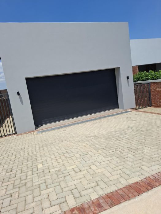 For Sale: House in Helderzicht Eco Estate with pool, inverter, and gas amenities.