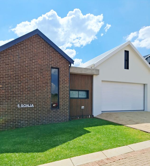 For Sale: House in Helderzicht Eco Estate with solar power, aircon, and gas amenities.