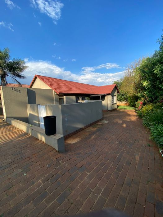 5-Bedroom house with separate cottage, carport, and spacious yard in Weltevreden Park. To Rent.