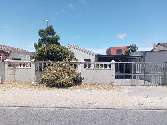 Philippi East House For Sale: Income-generating flatlets, spacious parking, and garden.