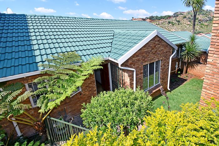 Helderkruin Townhouse For Sale: 3 Bedrooms, balcony views, pet-friendly garden, double garages.