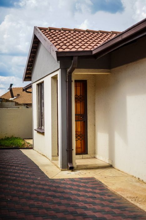 For Sale: Leachville House with 3 Bedrooms, Double Garage, and Convenient Location.