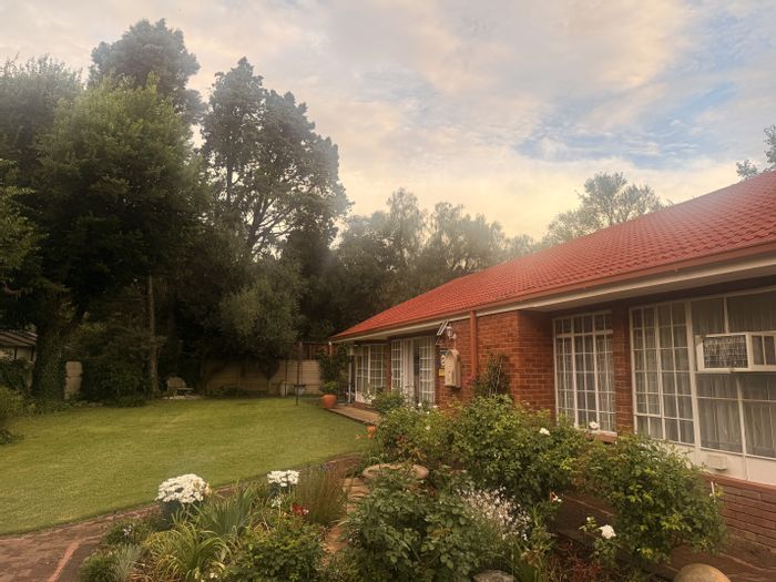 Waverley House For Sale: 5 bedrooms, flatlet, braai room, ample parking.
