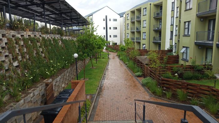Witfield Apartment To Rent: 2 beds, balcony, security, lifestyle centre, pools, gym.