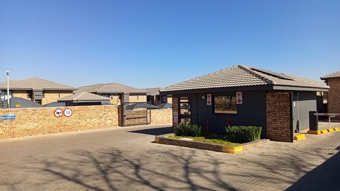 For Sale: 3-Bedroom Apartment in Rynfield AH with secure parking and pet-friendly amenities.