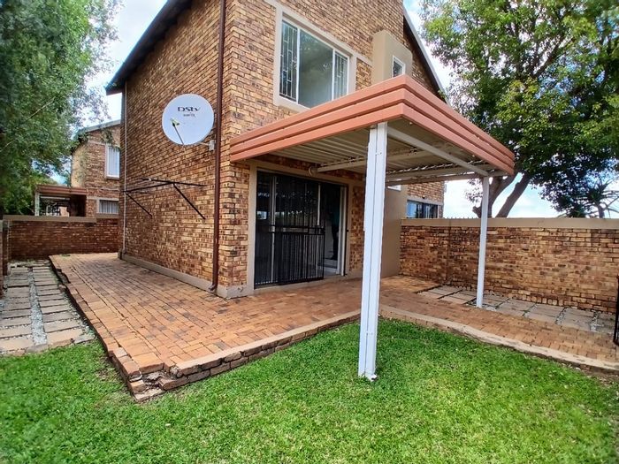 2-bed, 2-bath townhouse in Heuwelsig Estate, secure complex with yard. To Rent.