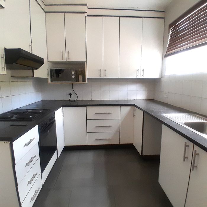 Wendywood Townhouse To Rent: 2 beds, garden view, garage, near amenities.