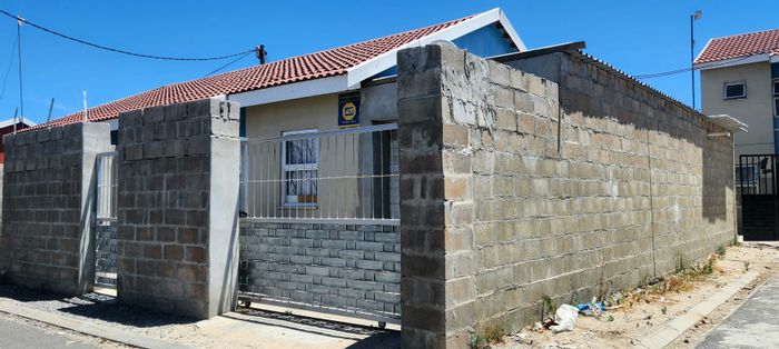 For Sale: House in The Hague with 2 bedrooms, garage, and close transport access.