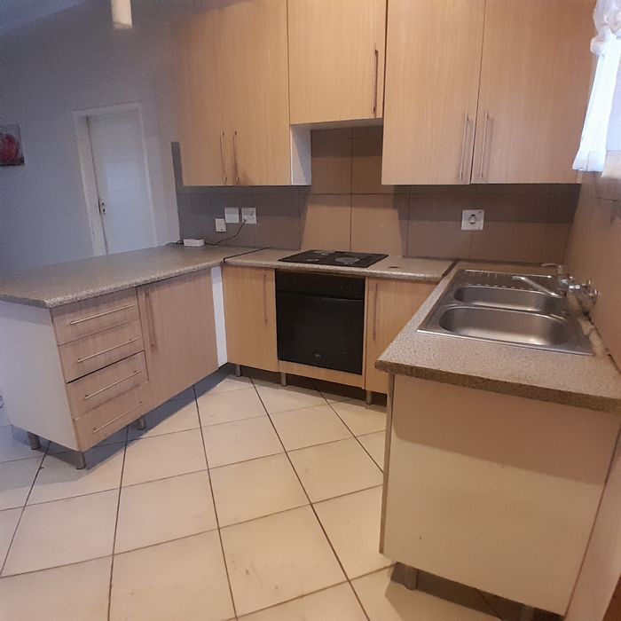 3 Bed, 2 Bath Apartment in Sagewood with pool, security, and clubhouse. To Rent.