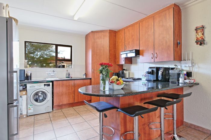 Sunninghill Apartment To Rent: 2 beds, pool, security, balcony, near amenities.