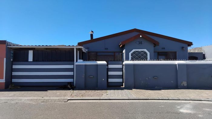 For Sale: House in Lavender Hill with 2 bedrooms, secure parking, and convenient access.