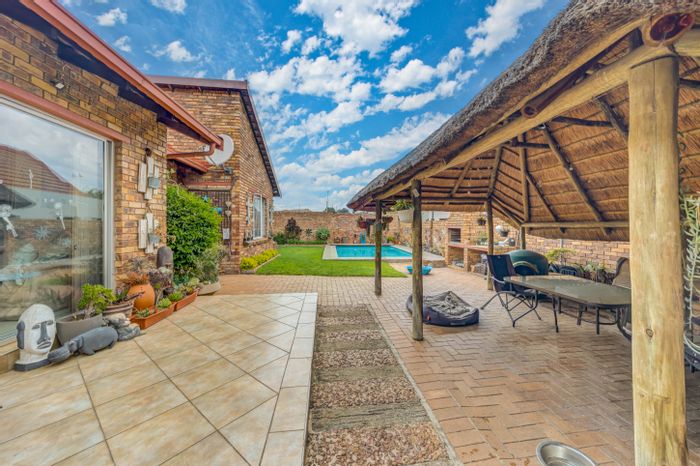 Glen Marais House For Sale: 3 beds, solar power, pool, secure area.