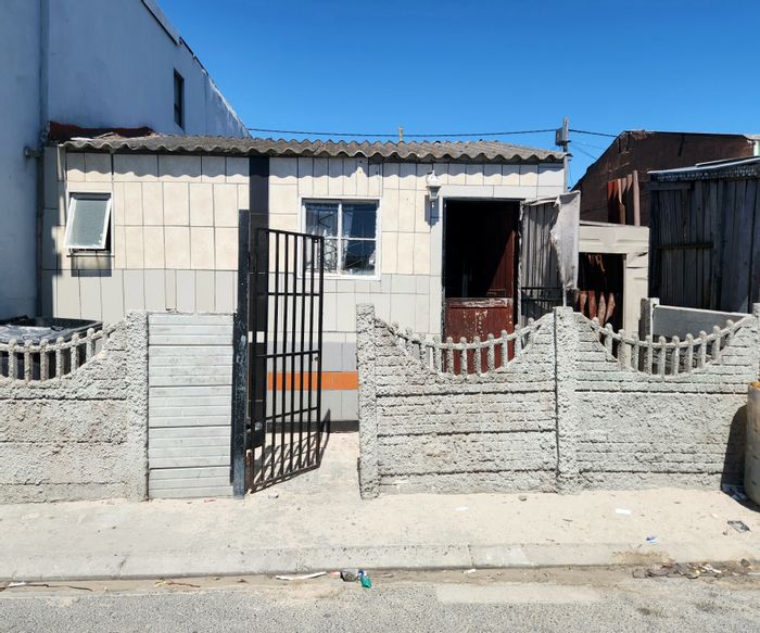 For Sale: House in Leiden with 1 bedroom, open plan living, and spacious backyard.