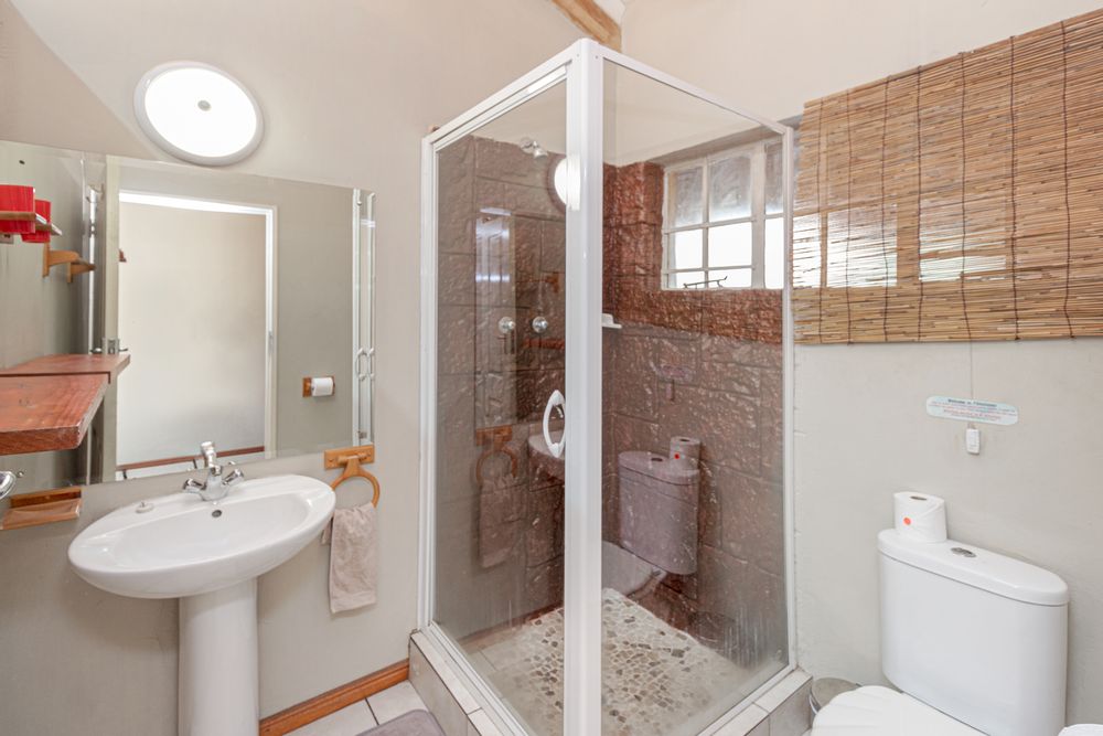 Room 12 en-suit bathroom