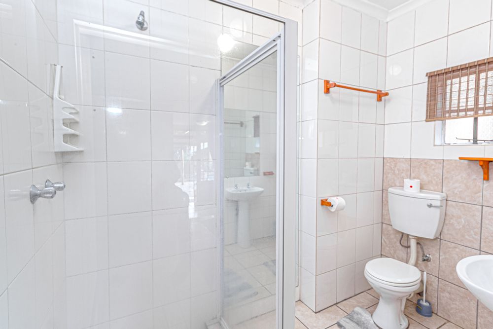 Room 4 en-suit bathroom