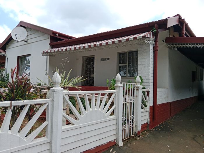 Raisethorpe House For Sale: 3 bedrooms, carport, near schools and shops.