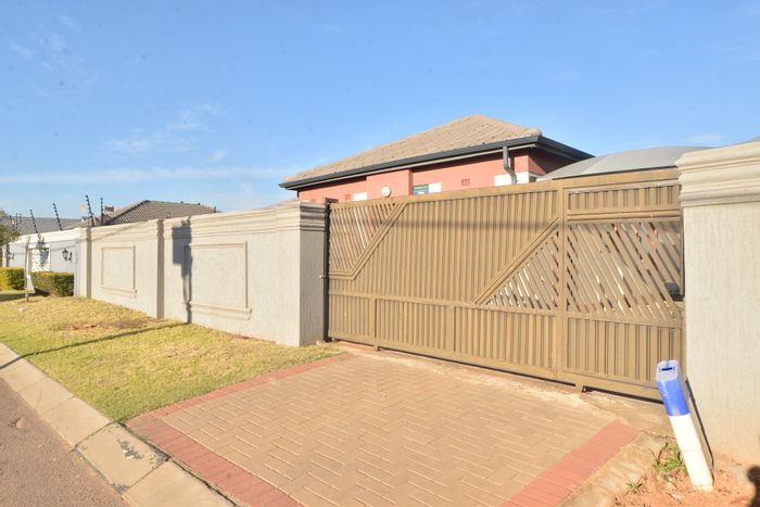 Witpoortjie House To Rent: 3 Bedrooms, large yard, 24-hour security, easy transport access.