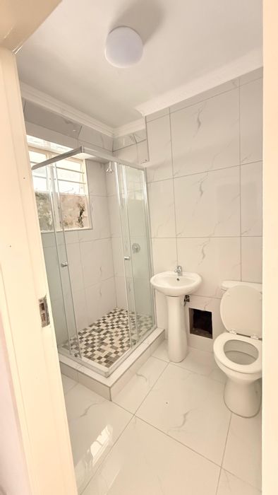 1-Bedroom Apartment To Rent in Durban Central with Harbour Views and 24-Hour Security.