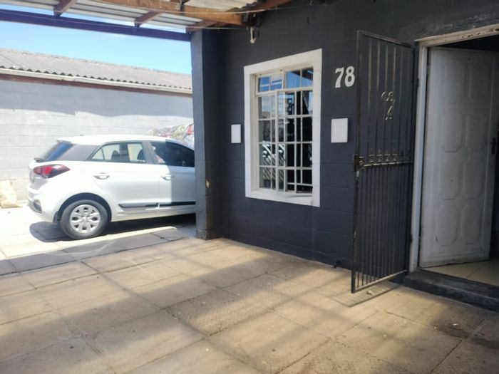 Eastridge House To Rent: 3 Bedrooms, secure courtyard, covered braai area, pet-friendly.