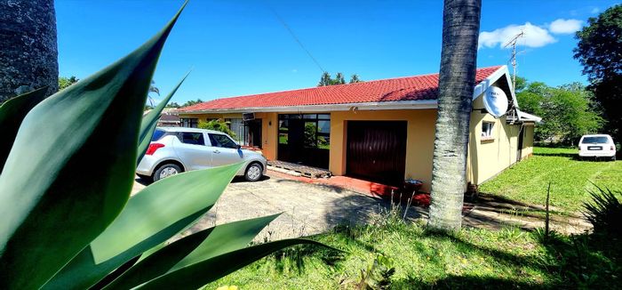 House for Sale in Oslo Beach: Pool, flatlet, spacious living areas, secure property.