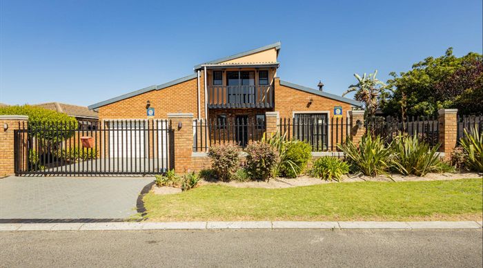 For Sale: House in Soneike with pool, garage, and entertainment area.