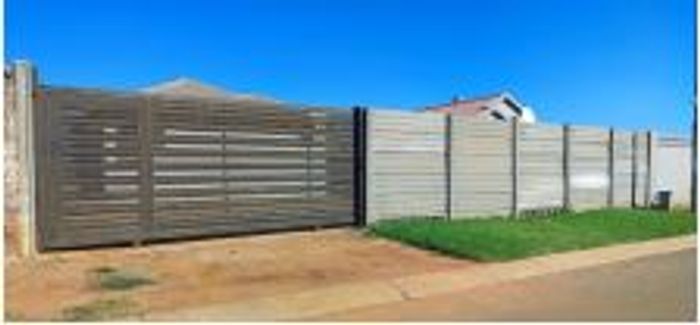 3-Bed House For Sale in Alliance: En suite, prepaid electricity, secure yard.