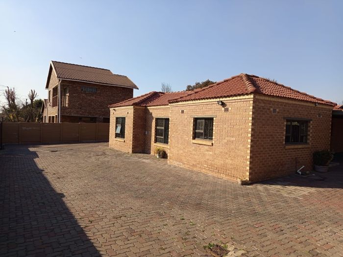 Four-bedroom house to rent in Rhodesfield, close to schools and amenities.