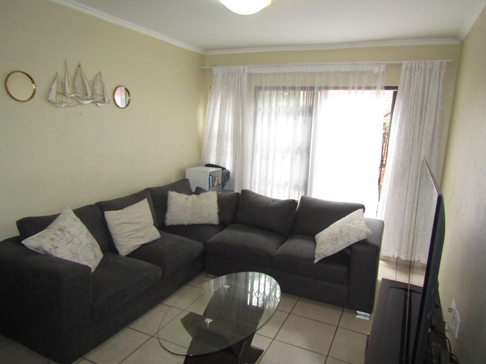 Lyndhurst Apartment For Sale: 2-bed duplex, garden, 24-hour security, near amenities.